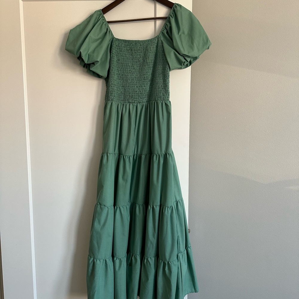 Elegant Green Midi Dress with Puff Sleeves